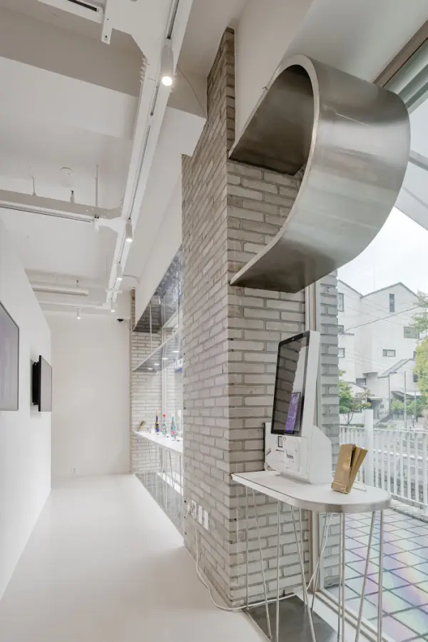 메탈 조형물이 돋보이는 아트 갤러리